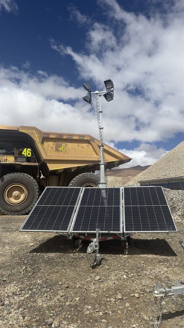 Torre solar autónoma BSN junto a camión minero en operación de faena